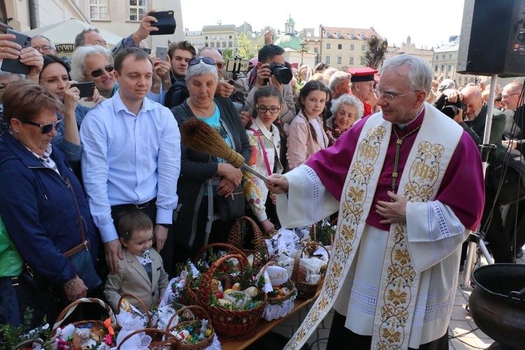 Święcenie pokarmów wielkanocnych przed kościołem Mariackim 2019