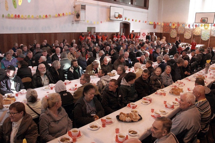 Śniadanie wielkanocne dla ubogich i bezdomnych