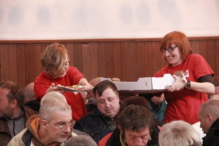 Śniadanie wielkanocne dla ubogich i bezdomnych