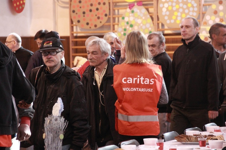 Śniadanie wielkanocne dla ubogich i bezdomnych