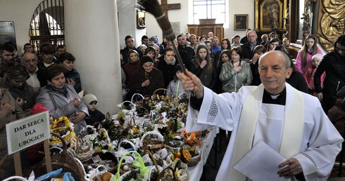 W pułtuskiej bazylice od wielu lat kontynuuwana jest akcja "Kosz dla biednych".