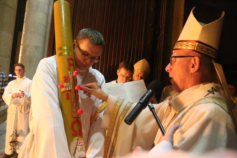 Katowice. Liturgia Wigilii Paschalnej w katedrze