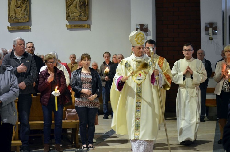 Wigilia Paschalna z bp. Adamem w parafii pw. NMP Królowej Polski w Świdnicy