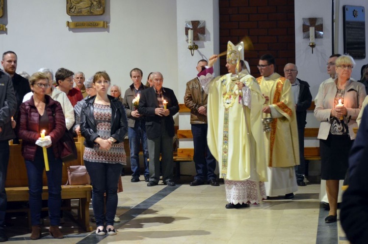 Wigilia Paschalna z bp. Adamem w parafii pw. NMP Królowej Polski w Świdnicy