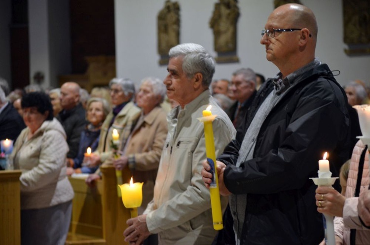 Wigilia Paschalna z bp. Adamem w parafii pw. NMP Królowej Polski w Świdnicy