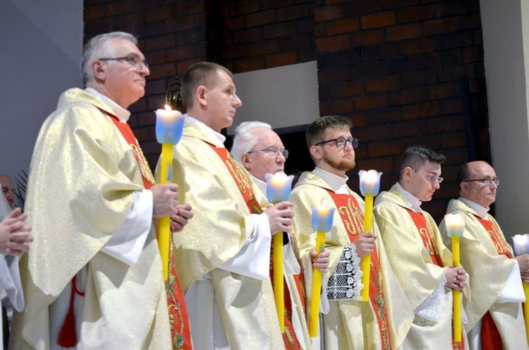 Wigilia Paschalna z bp. Adamem w parafii pw. NMP Królowej Polski w Świdnicy