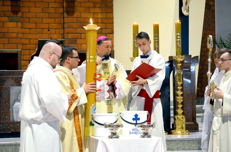 Wigilia Paschalna z bp. Adamem w parafii pw. NMP Królowej Polski w Świdnicy