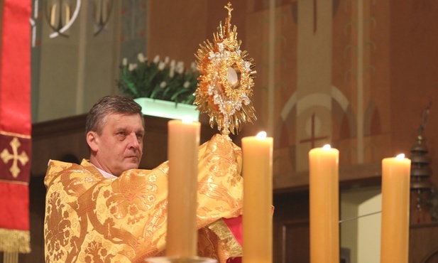 Bp Roman Pindel na zakończenie procesji rezurekcyjnej udzielił wiernym błogosławieństwa eucharystycznego.
