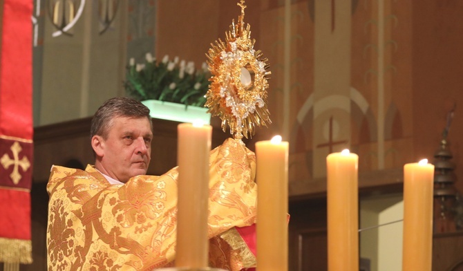 Bp Roman Pindel na zakończenie procesji rezurekcyjnej udzielił wiernym błogosławieństwa eucharystycznego.