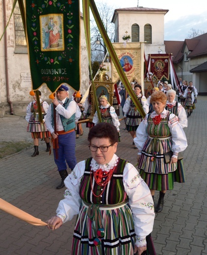 Procesja rezurekcyjna w Opocznie