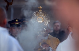 W procesji rezurekcyjnej wyznajemy wiarę w zmartwychwstanie Pana Jezusa, które jest "zadatkiem naszego zmartwychwstania".