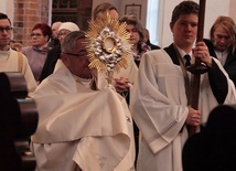Msza św. rezurekcyjna rozpoczęła się od uroczystej procesji z Najświętszym Sakramentem.