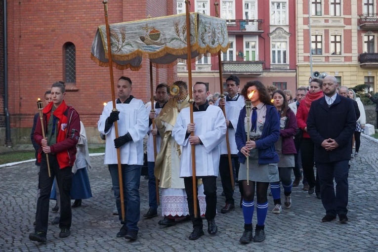 Wierni z radosnym "Alleluja!" przeszli w procesji rezurekcyjnej.