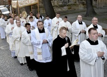 W procesji wzięło udział miejscowe duchowieństwo, klerycy, siostry zakonne i wierni świeccy.