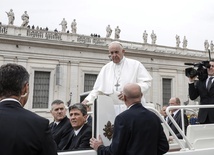 Franciszek modlił się za ofiary ataków na Sri Lance 