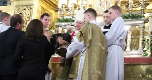 Podczas Wigilii Paschalnej na Wawelu 10 katechumenów przyjęło chrzest św. i bierzmowanie