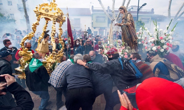 Świętowanie zmartwychwstania w śród petard i rac w Granadzie