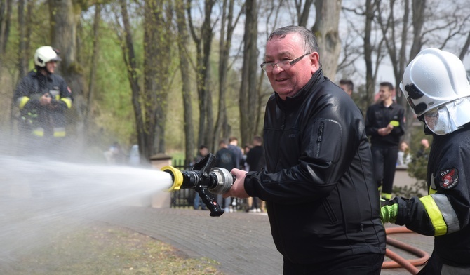 Świątecznej zabawie przewodził proboszcz parafii ks. Zbigniew Chmielewski.