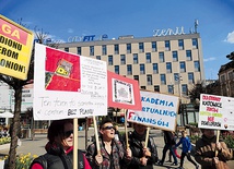 ▲	Protest przeciwko „zabetonowaniu” stadionu odbył się na rynku.