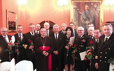 Podczas spotkania uhonorowano Medalem 100-lecia Rzeczypospolitej osoby zaangażowane w działania na rzecz gospodarki morskiej. Na zdjęciu odznaczeni wraz z abp. Głódziem, marszałkiem Karczewskim oraz ministrem Sasinem.