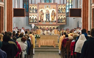 ▲	Eucharystię w koszalińskiej katedrze koncelebrowało czterech biskupów i ponad 100 prezbiterów, swoje rocznice świętowali ci, którzy święcenia przyjęli 25, 50 i 60 lat temu.