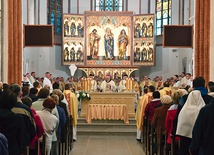 ▲	Eucharystię w koszalińskiej katedrze koncelebrowało czterech biskupów i ponad 100 prezbiterów, swoje rocznice świętowali ci, którzy święcenia przyjęli 25, 50 i 60 lat temu.