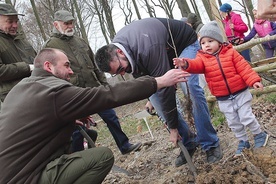 ▲	Najmłodszym w tworzeniu nowego lasu pomagali leśnicy i rodziny.