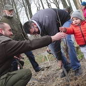 ▲	Najmłodszym w tworzeniu nowego lasu pomagali leśnicy i rodziny.