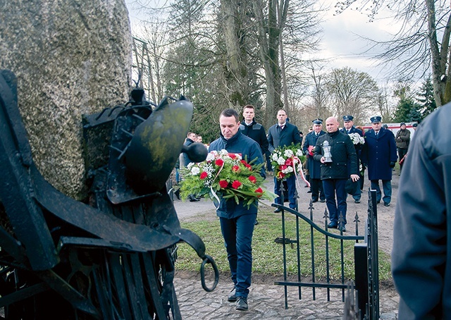 ▲	Uroczystości rozpoczęły się pod podborskim pomnikiem. 