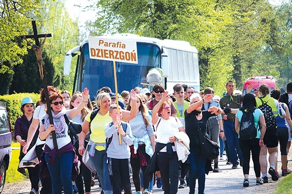 Pątnicy przybywają  tutaj pieszo, rowerami i autokarami.