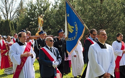 Procesja przed Mszą św. w dniu uroczystości odpustowych ku czci Adalberta w Świętym Gaju.