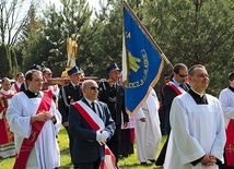 Procesja przed Mszą św. w dniu uroczystości odpustowych ku czci Adalberta w Świętym Gaju.