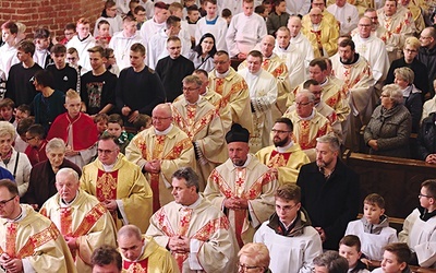 Na Mszę Krzyżma do matki elbląskich kościołów przyjeżdżają co roku dziesiątki kapłanów z całej diecezji. 