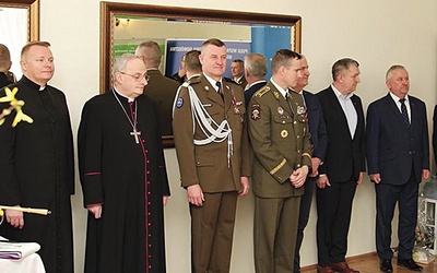 Z mundurowymi spotkał się biskup elbląski  Jacek Jezierski.
