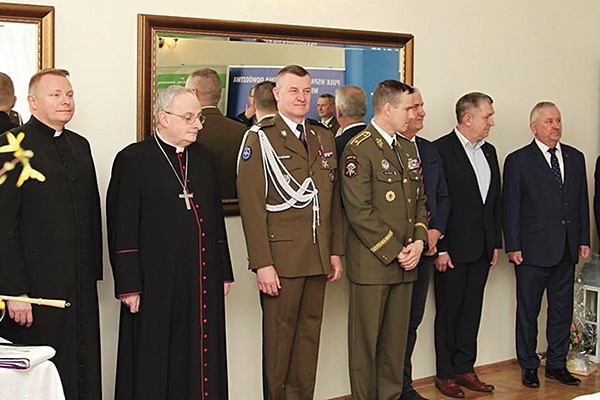 Z mundurowymi spotkał się biskup elbląski  Jacek Jezierski.