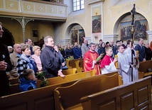 ▲	Lesznianie w swojej świątyni w Niedzielę Palmową.