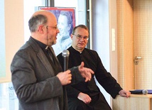 Ks. Radosław Chałupniak (z prawej) i ks. Marek Lis podczas wykładu w MBP.