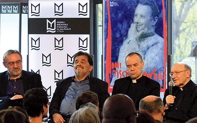 Panel dyskusyjny  – od prawej: ks. Michał Heller, ks. Tadeusz Pabjan, Jan Krasicki, Wojciech Bonowicz.