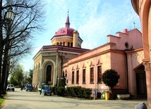 ▲	Legnickie krematorium wpisało się niechlubnie w historię zamordowania alianckich lotników.