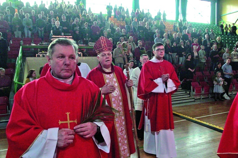 ▲	Razem z młodymi modlił się bp Zbigniew Kiernikowski. 