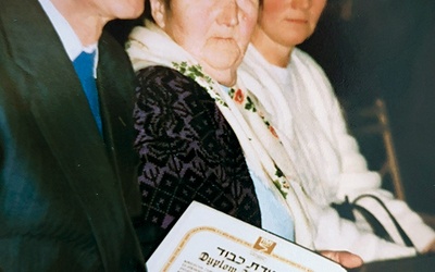 Żona Franciszka Maria (w środku) odbiera medal „Sprawiedliwy wśród narodów świata”.