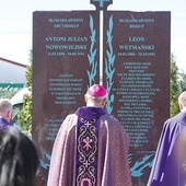 ▲	Modlitwa przy pomniku symbolizującym grobowiec abp. Antoniego J. Nowowiejskiego i bp. Leona Wetmańskiego.