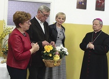 Biskupowi Tomasikowi za obecność i życzenia dziękowała Lucyna Wiśniewska (z lewej).