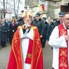 Bezcenną relikwię wprowadził do kolegiaty bp Henryk Tomasik. Z prawej ks. Andrzej Zapart.