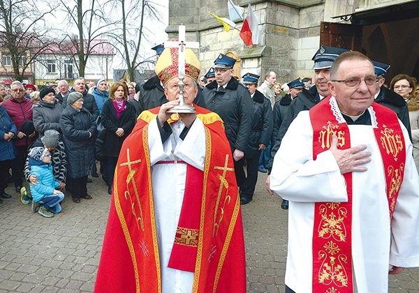 Bezcenną relikwię wprowadził do kolegiaty bp Henryk Tomasik. Z prawej ks. Andrzej Zapart.