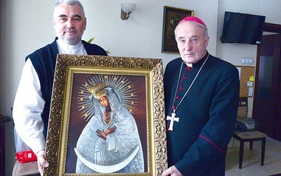 Ks. Wiesław Lenartowicz (z lewej) i bp Kazimierz Wielikosielec z obrazem wileńskiej Matki Bożej Ostrobramskiej.