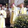 Księża wraz ze swoim biskupem dziękowali za dar powołania.