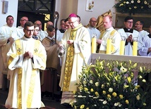 Księża wraz ze swoim biskupem dziękowali za dar powołania.