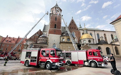 Co dwa lata na Wawelu są organizowane ćwiczenia, w trakcie których strażacy doskonalą umiejętności.