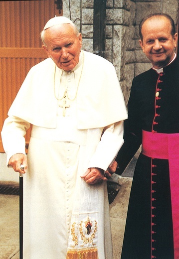 Przez 40 lat stał wiernie u boku Karola Wojtyły/Jana Pawła II.